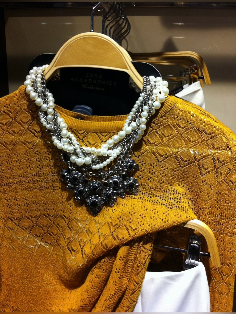 Zara Multi-Strand pearl and crystal Black/White Necklace 🤍 3 pearl sized strands